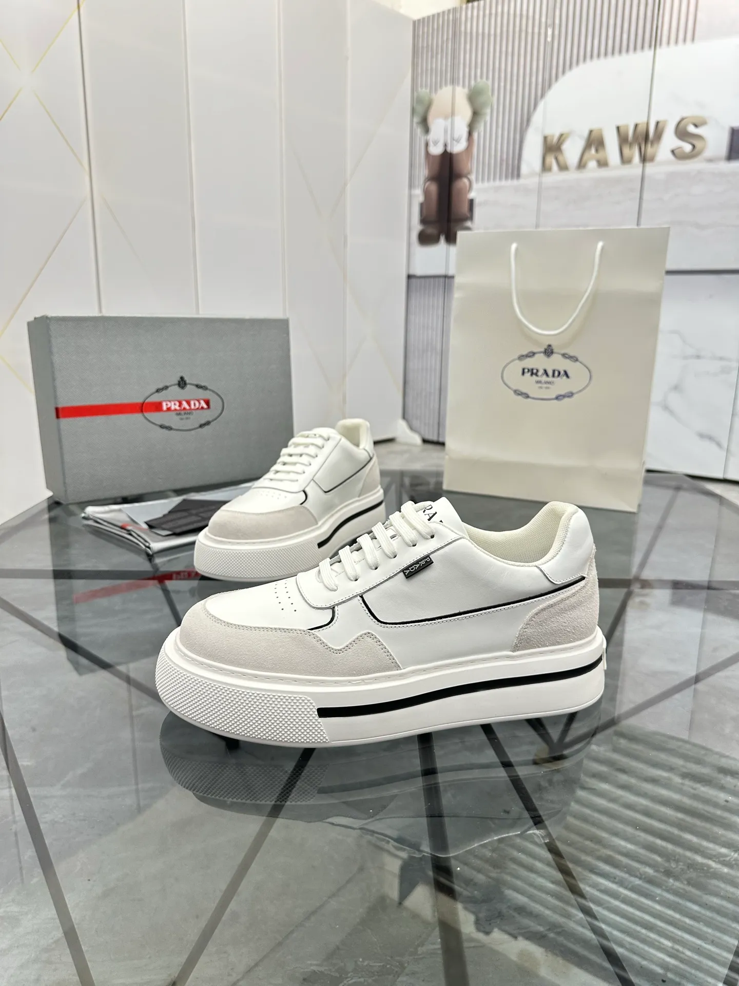 Men's shoes: 💰P580¥ High-end top quality Product trademark: Prada *"Prada*" low-top casual shoes Regular size: 38-45 (can be customized to 46) Product materials: imported first-layer cowhide stitching nubuck leather upper, breathable lining, cowhide foot pads, original ultra-light foam outsole. No.: 001